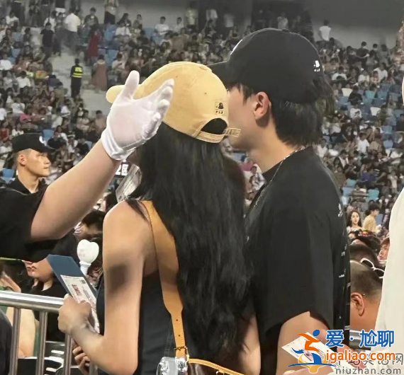 孙怡新恋情曝光!与腾光正看演唱会，疑甜蜜相拥同住房车