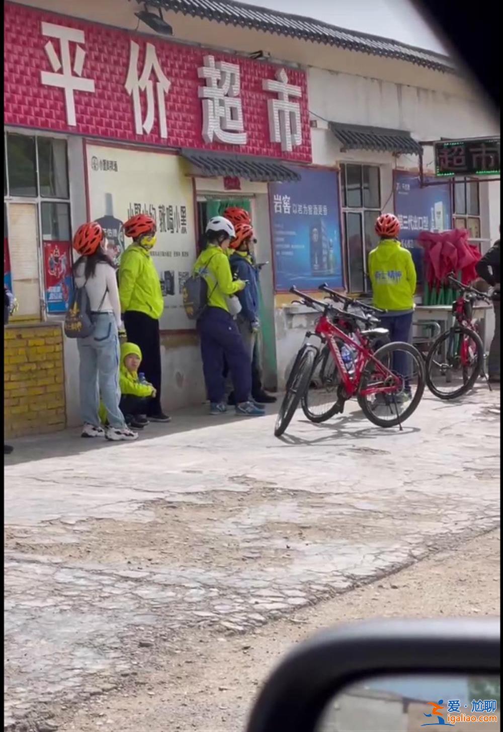 游客称在青海湖附近路边停车买水时遭保安驱赶 青海省文旅厅回应？