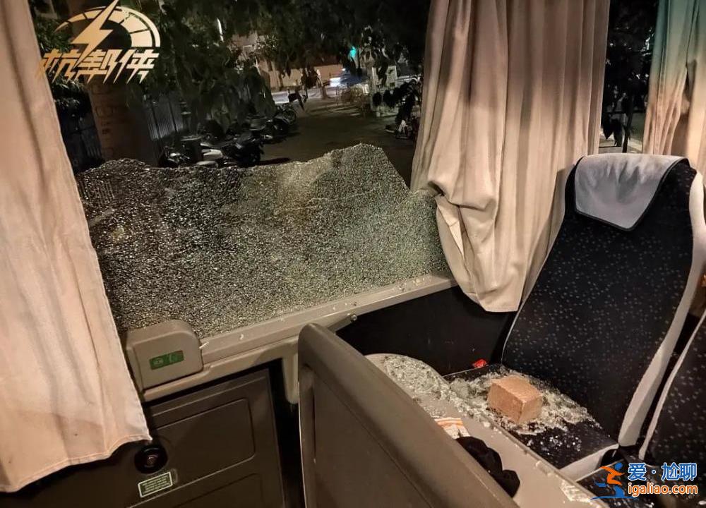 多名蒙面暴徒拿石头砸车 中国游客被砸伤？