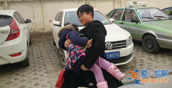 男子带娃乘车被挤强坐女乘客腿上，为什么坐在腿上[娃 孩子]？