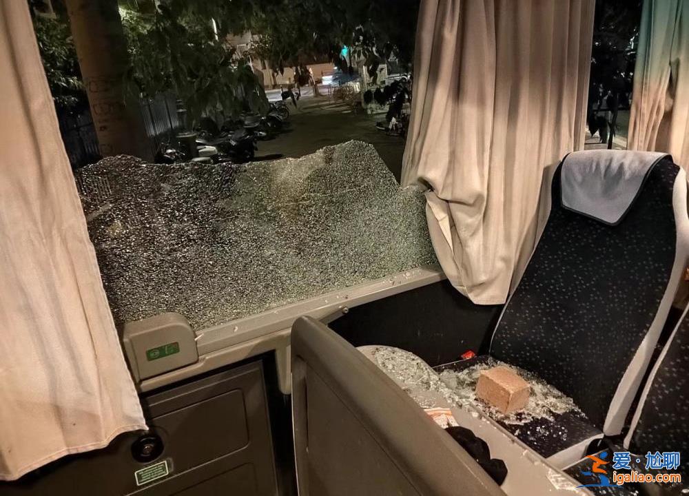 中国旅游团大巴误入法国暴乱现场遭遇围困攻击前后？