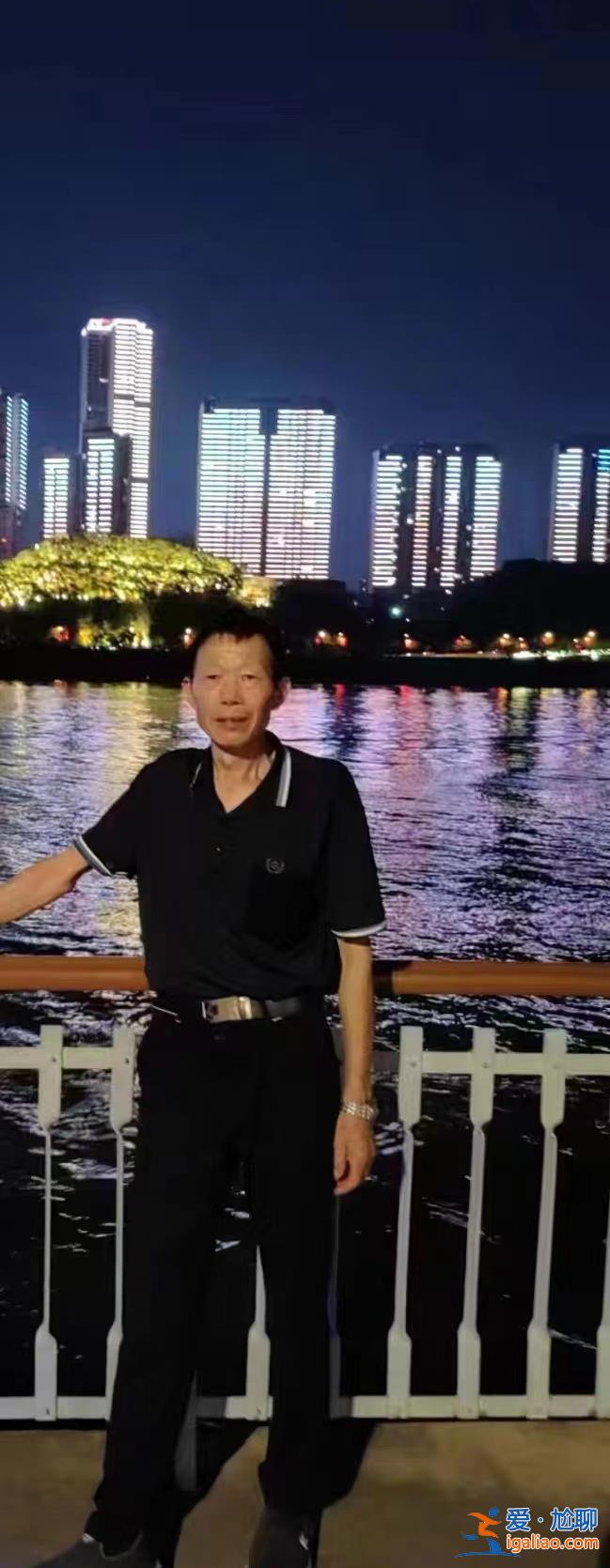 水中托举孩子直到他获救？