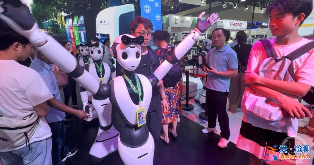 2023世界人工智能大会 | 现场体验无人机送奶茶咖啡 机器人也能跳广场舞？