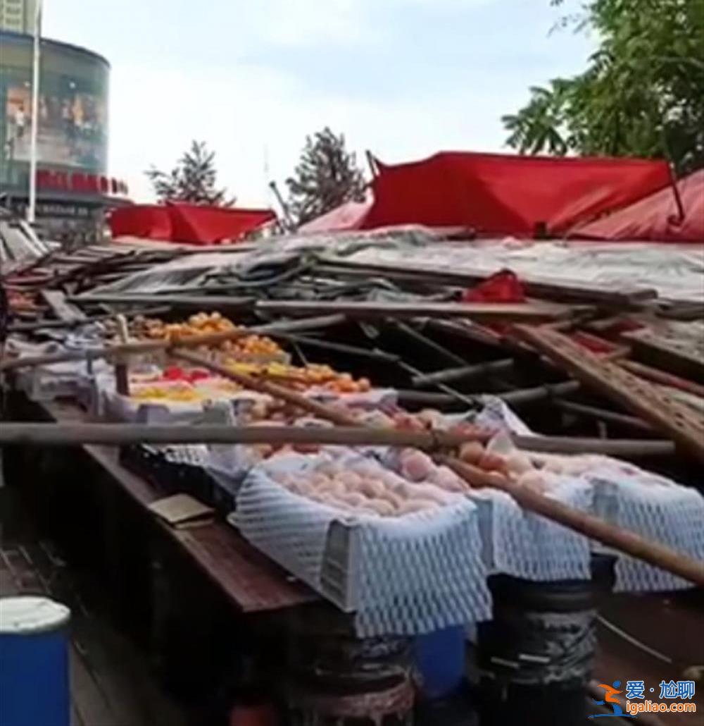 脚手架已建起月余？