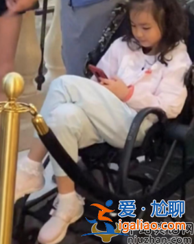 范志毅一家三口罕见同框！张梦瑾逆生长太吸睛
