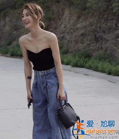 唐菀近况曝光！穿抹胸仰头大笑被催生