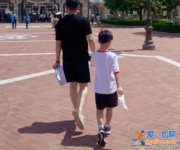 汪小菲露面穿起球破旧被指心酸！给儿子买五千元套装