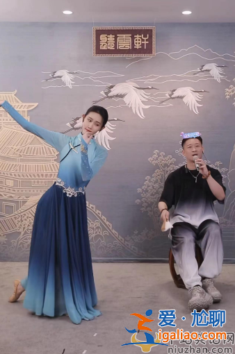 唐菀近况曝光！穿抹胸仰头大笑被催生