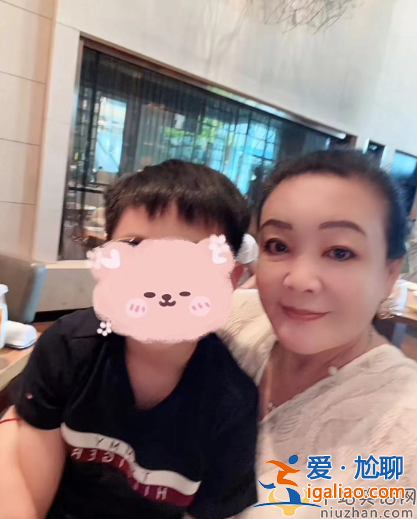 汪小菲露面穿起球破旧被指心酸！给儿子买五千元套装