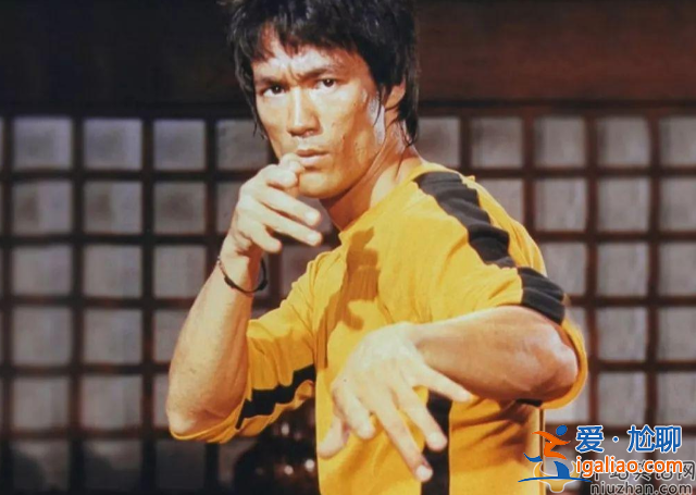 田朴珺惹争议!现身美国墓地祭拜李小龙，全程戴墨镜喧哗拍摄