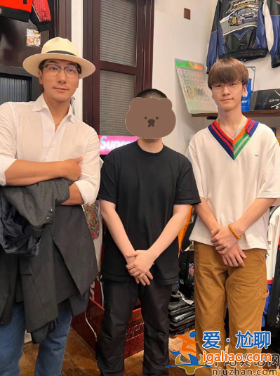 张亮一家三口罕见同框!天天染黄发撞脸李宇春