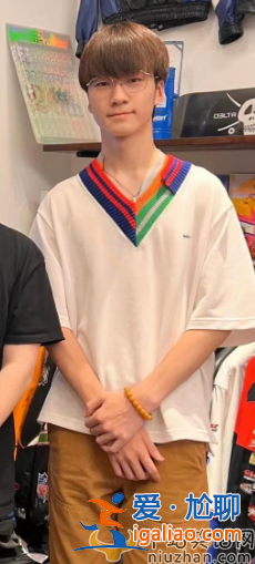 张亮一家三口罕见同框!天天染黄发撞脸李宇春