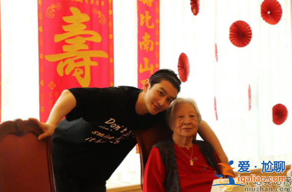 黄晓明为95岁姥姥祝寿！一家21口同框显温馨