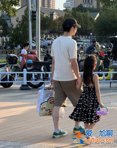 董子健罕见带娃！女儿曝光长手长脚似孙怡
