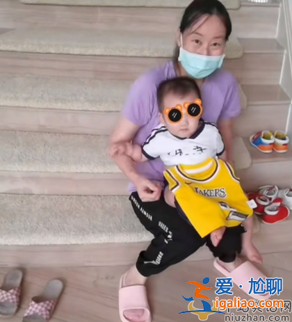 郑恺一家四口罕见同框，苗苗身材纤瘦小蛮腰抢镜