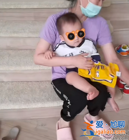 郑恺一家四口罕见同框，苗苗身材纤瘦小蛮腰抢镜