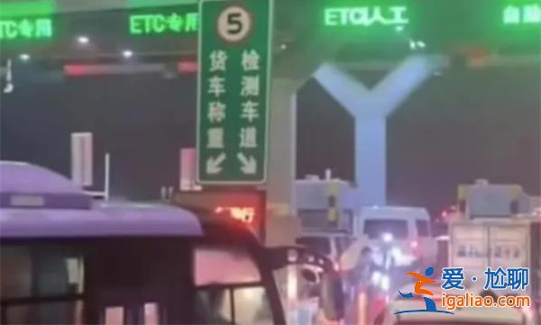 媒体评“紧急撤离仍要拿卡排队”，为何撤退需要排队[仍要]？