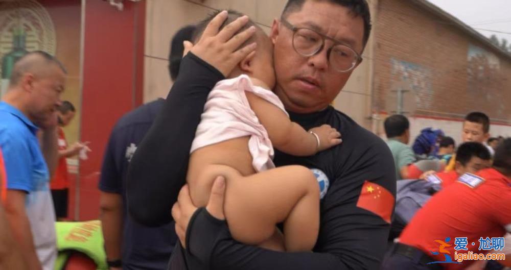 灾区有不愿撤离的群众 有人救灾、有人摆拍？