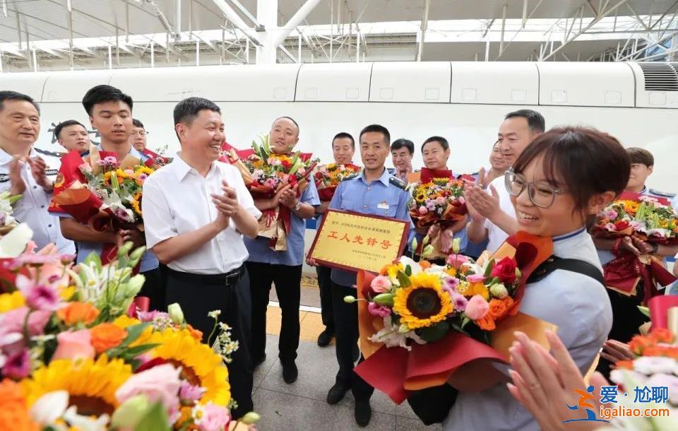 K396次抗击水害英雄集体每人获奖1万 向乘客喊话的赵阳被提拔？