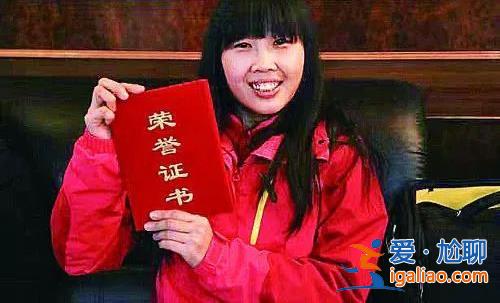 他在河道下游被发现 已经面目不清、但仍戴着“蓝天救援”的头盔？