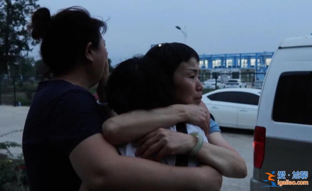 他在河道下游被发现 已经面目不清、但仍戴着“蓝天救援”的头盔？