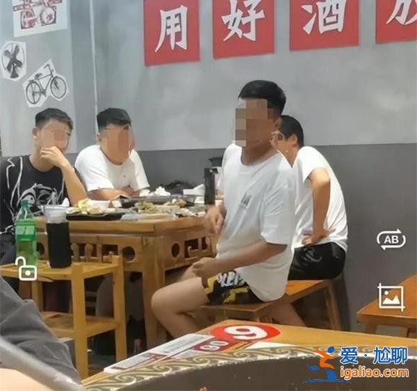 女子就餐被邻桌男盯着看，怒泼酸梅汁，被骚扰应该怎么办[怒泼酸梅汁事件]？