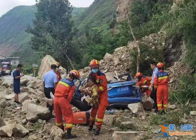 四川雅安汉源国道108线落石砸中小车 6人全部救出送医？