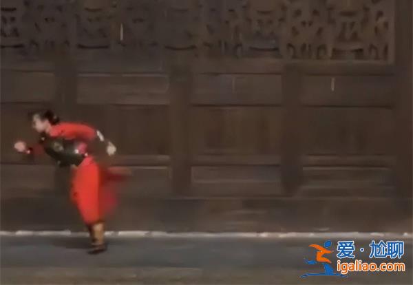 13岁女孩雨中练古拳法肆意潇洒，女孩拳法如何[雨中练习]？