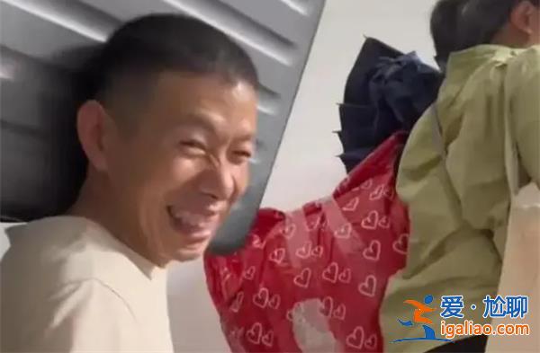 男生考上浙大爸爸扛行李上六楼[父亲搬行李]？