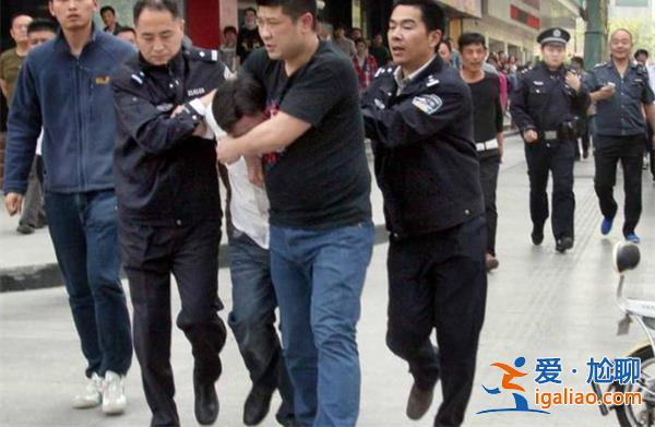 男子疑嫌楼上吵杀2孩子父母，以下是男子杀其父母原因[楼上吵]？
