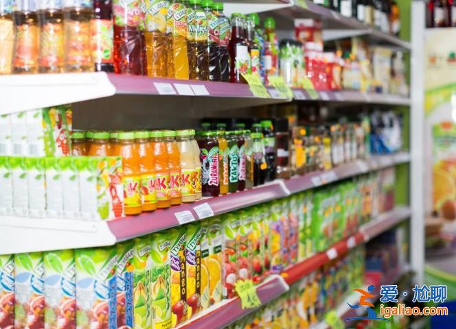 天价校园小卖部背后 临期食品加价5倍卖？？