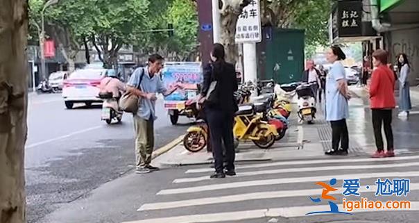 男子称丢200元街头崩溃大哭引发网友讨论？