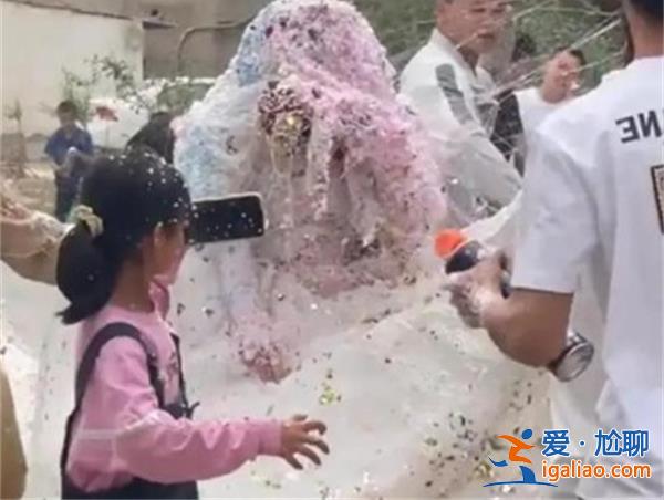 新人婚礼上被众人狂喷泡沫成雪人，场面十分混乱[场面十分混乱]？