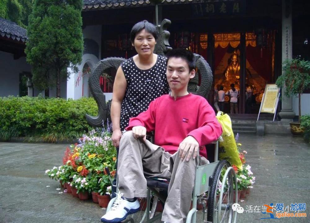 与渐冻症抗争32年的“坚强卓君”离世 曾开网店挣钱给家人买礼物？