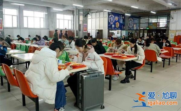 黑龙江大学食堂坐垫出现多根细针，现多根细针看一条[看一条]？
