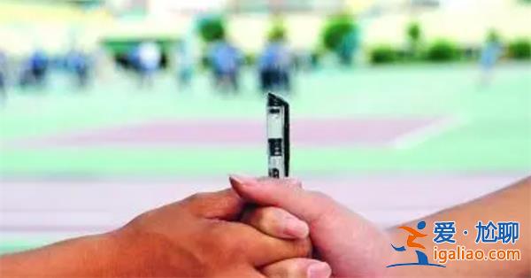 学校安排问题学生转入引罢课抗议[引发罢课抗议]？