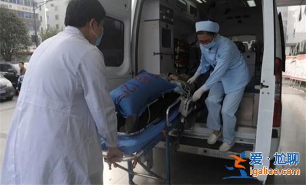 男孩被父亲扯衣领窒息身亡，男孩父亲存在故意伤害行为[伤害行为]？