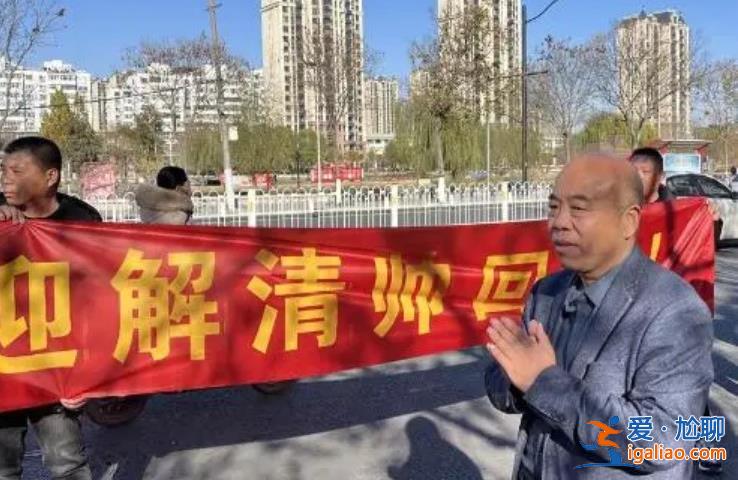 富豪与被拐儿子团聚[富豪]？
