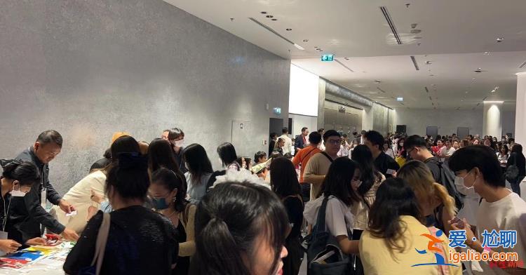 观众被圈在座位区不让进出 一度全场熄灯？