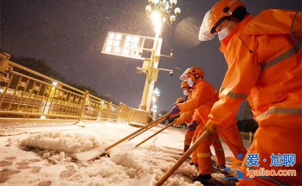 河南市民骑电动车雪地艰难前行[雪地电动车前行]？