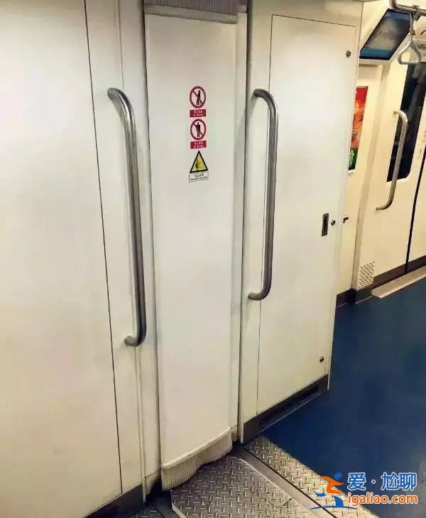 乘地铁为什么不建议站在车厢连接处？