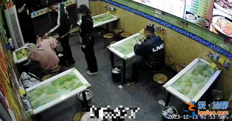 涉事馄饨店玻璃被砸 隔壁商户遭电话辱骂？