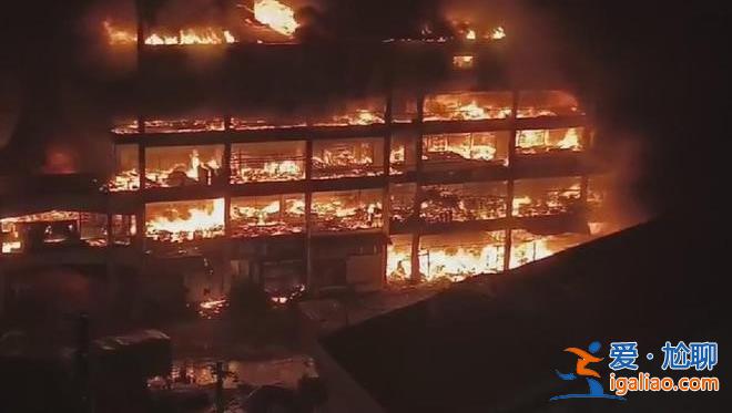 湖南百货市场起火 商户称烧了5层楼？