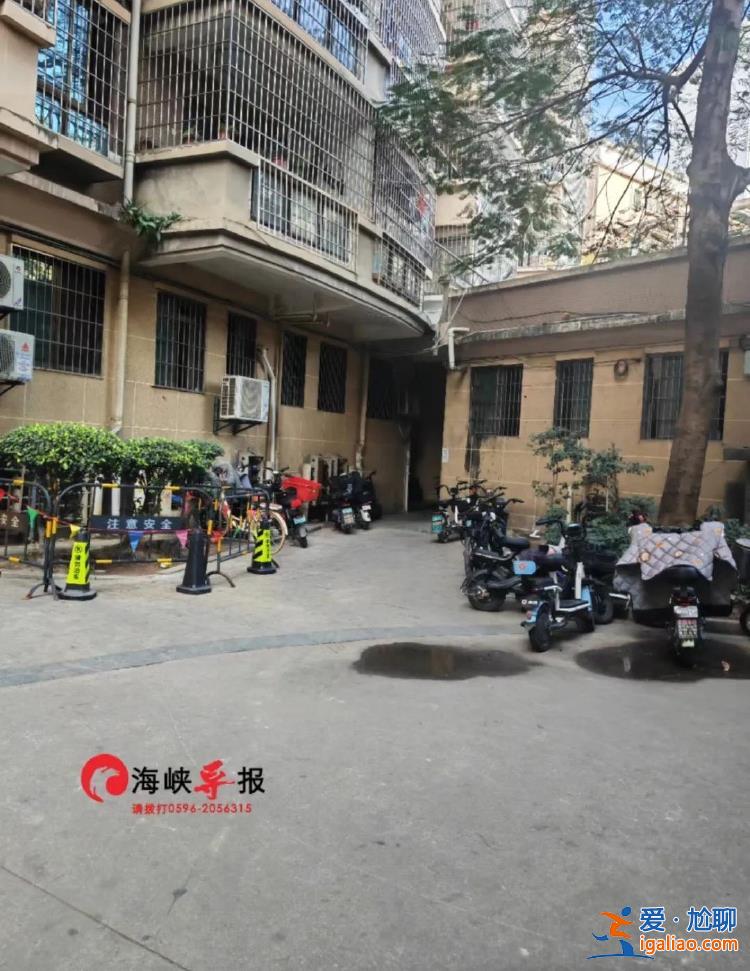 福建漳州一小区高层阳台外装饰块脱落 男童被砸中遇难？