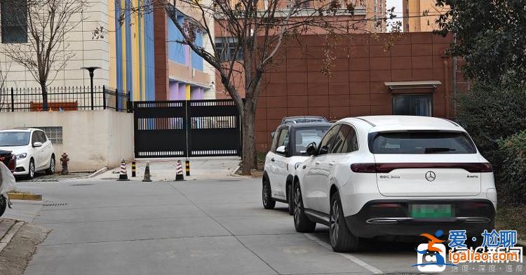 陕西咸阳一公租房小区被爆“豪车”林立 记者采访被骂“滚出去”？