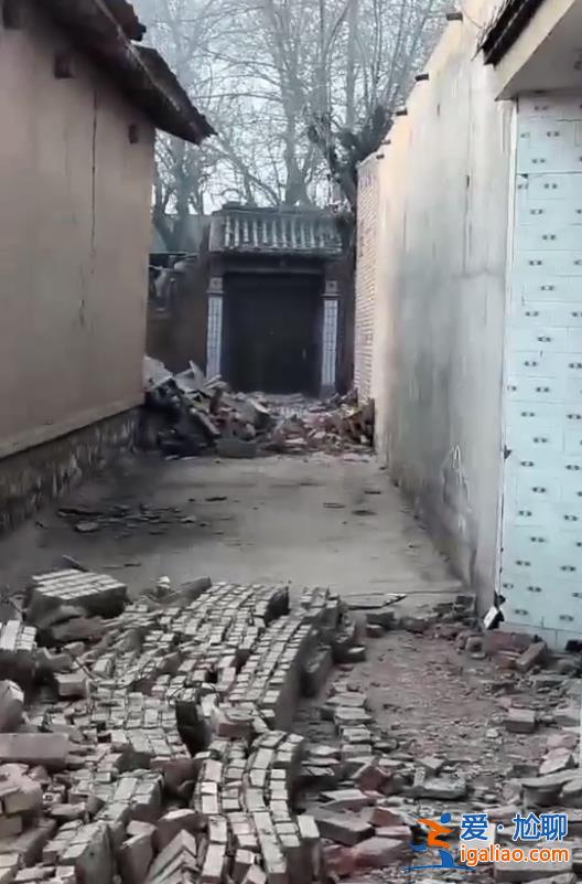 家在震中 亲戚里有老人和小孩去世？