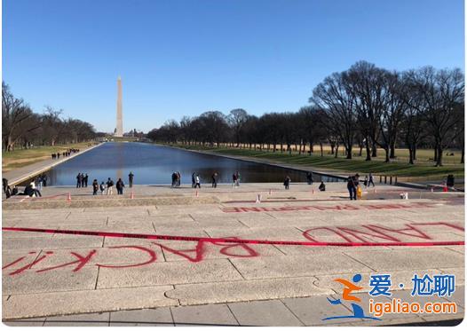 美国林肯纪念堂外遭红漆破坏 被涂鸦“解放加沙”“归还土地”等字样？