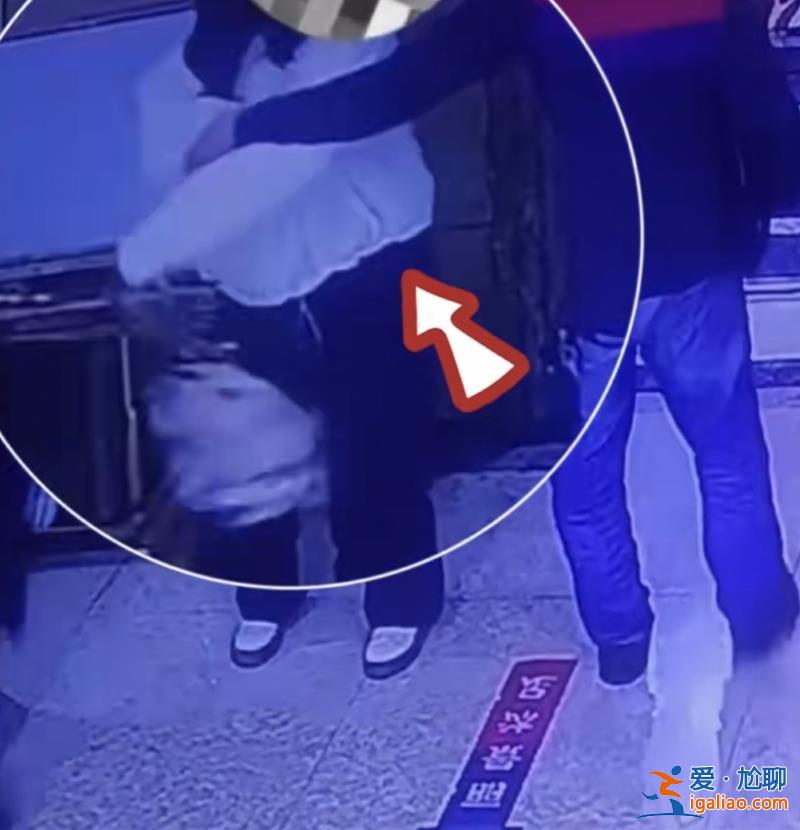 广州女子出电梯遭袭胸 35岁男子被拘！警方当场控制嫌疑人？