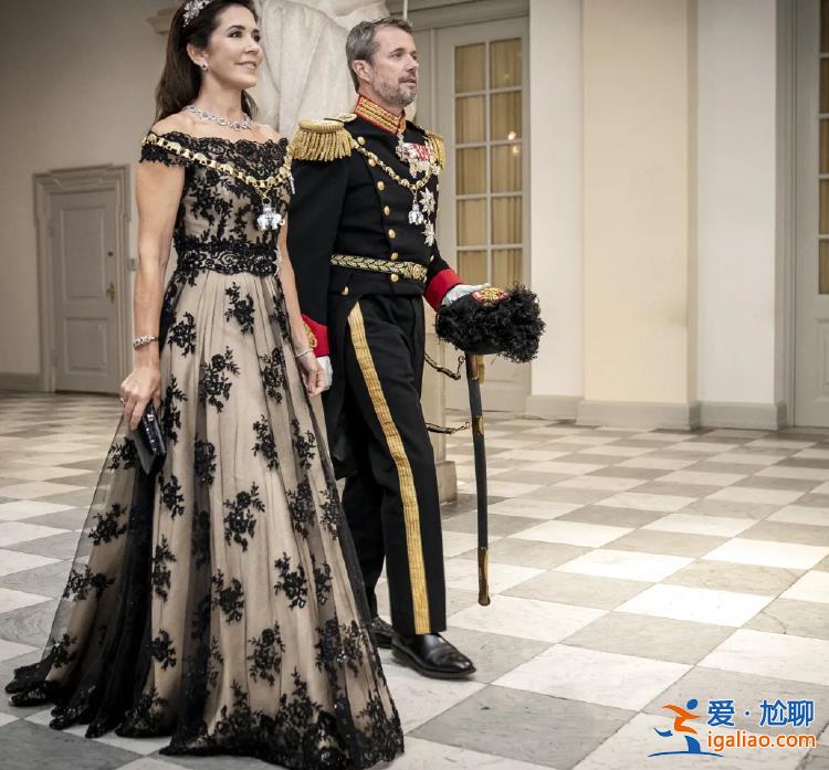 曾打破惯例两次访华 这位“个性女王”退位？