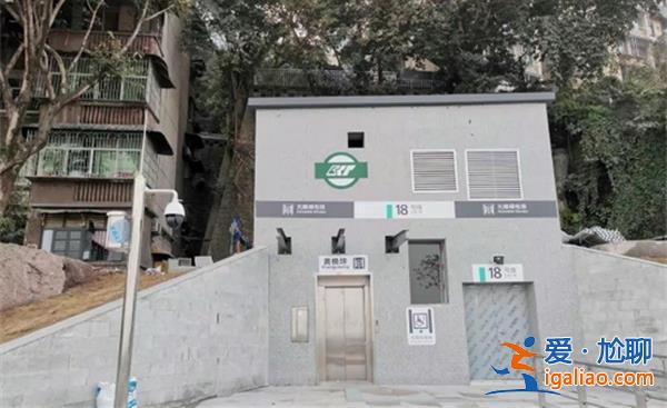 重庆地铁一出入口被吐槽像公厕 官方如何回应？